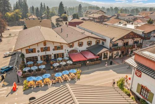 Leavenworth House | Front Street Suites - Meredith Lodging