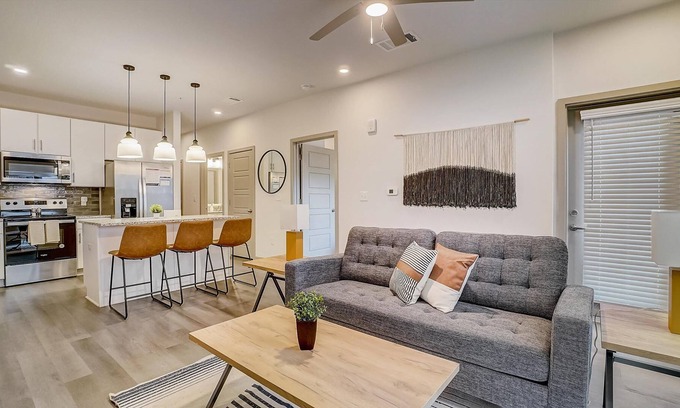 Forest Park Apartment | Frontdesk | 1 BR Apt near Botanical Gardens