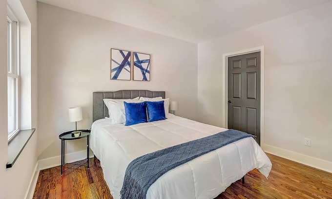 East Walnut HIlls Apartment | Frontdesk | 1 BR Apt near Krohn Conservatory