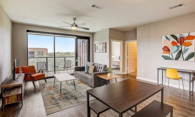 Highland Apartment | Frontdesk | 1 BR Apt near the University of Texas