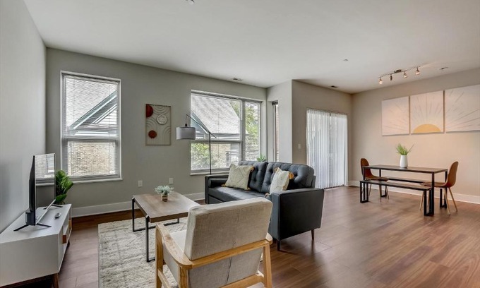 Yankee Hill Apartment | FRONTDESK 1040 Cass St Apts East Town Milwaukee
