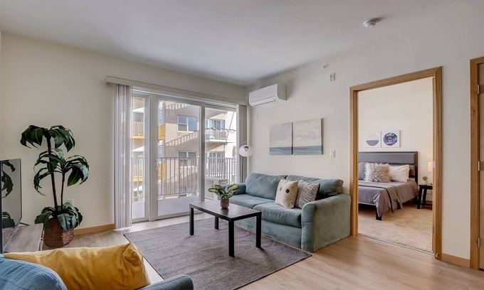 Fifth Ward Apartment | FRONTDESK 124 W Washington St Apts Milwaukee