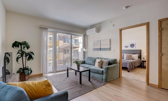 Fifth Ward Apartment | FRONTDESK 124 W Washington St Apts Milwaukee