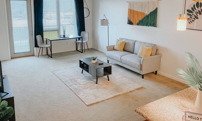 Lower Lawrenceville Apartment | Frontdesk | Beautiful 2 BR Apt near Pittsburgh Zoo