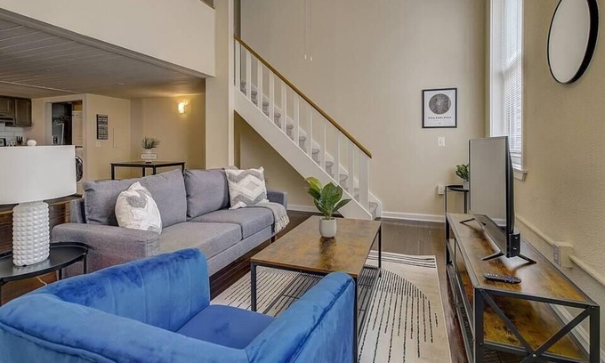 Gayborhood Apartment | Frontdesk | Bright 1 BR in Washington Square West