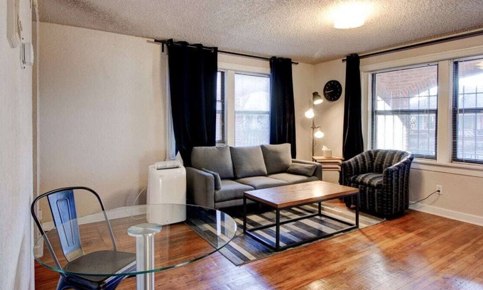 South Hyde Park Apartment | Frontdesk | Modern 1 BR Apt near Kauffman Stadium