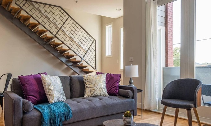 East Market District Apartment | Frontdesk | Peaceful 2BR Loft in Central NuLu
