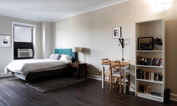 East Hyde Park Apartment | FRONTDESK Pleasant Studio Apt near South Shore