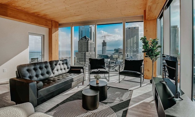 East Town Apartment | Frontdesk | Stunning 3BR w / Lake & City Views