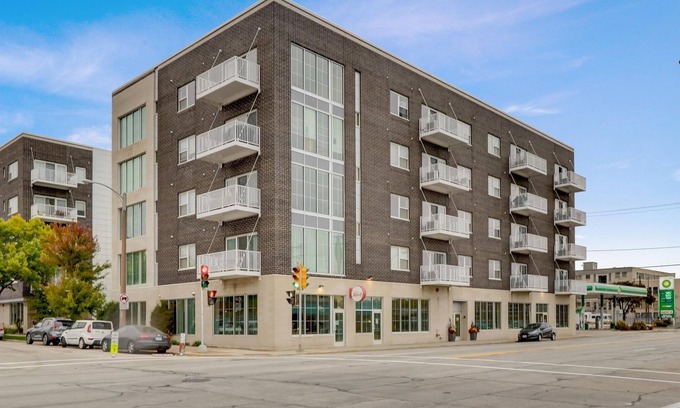Fifth Ward Apartment | FRONTDESK Trio Apts Milwaukee