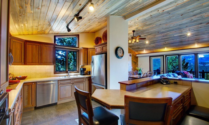 Windcliff Estates House | Frost Luxury Vacation At Windcliff 3 Bedroom Home by RedAwning