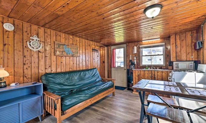 Houghton Lake Cabin | Full Cabin: 14 Steps to the Lake!