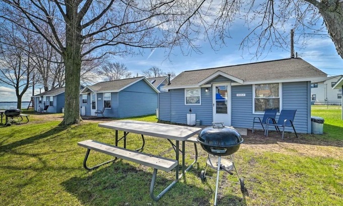 Houghton Lake Cabin | Full Cabin: 21 Steps to the Lake! PET FRIENDLY!
