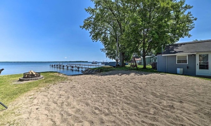 Houghton Lake Cabin | Full Cabin: 21 Steps to the Lake! PET FREINDLY!