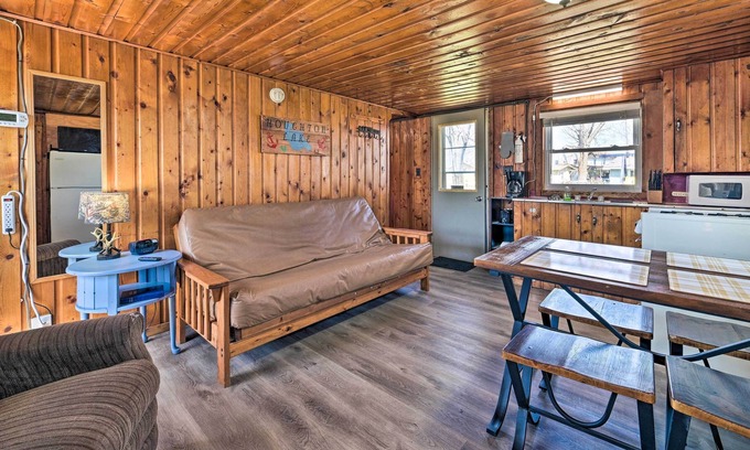 Houghton Lake Cabin | Full Cabin: 28 Steps to the Lake!