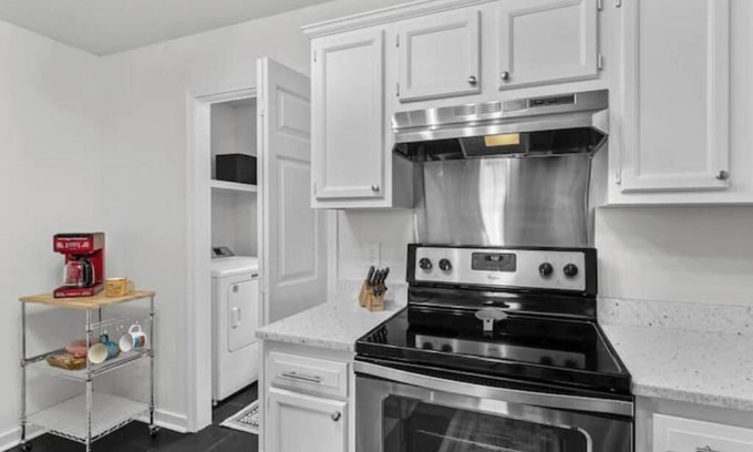 Flowood House | Full Home in Brandon with Essentials