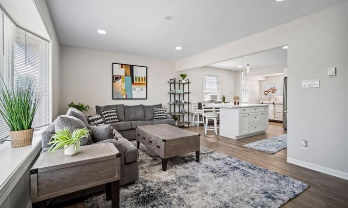 Southend House | Full House 2 Blocks from Beach