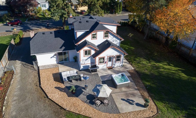 Beaverton House | Full House ➡️ Hut Tub