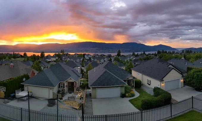 Southwest Mission House | Full House with Amazing Okanagan Views and Hot Tub