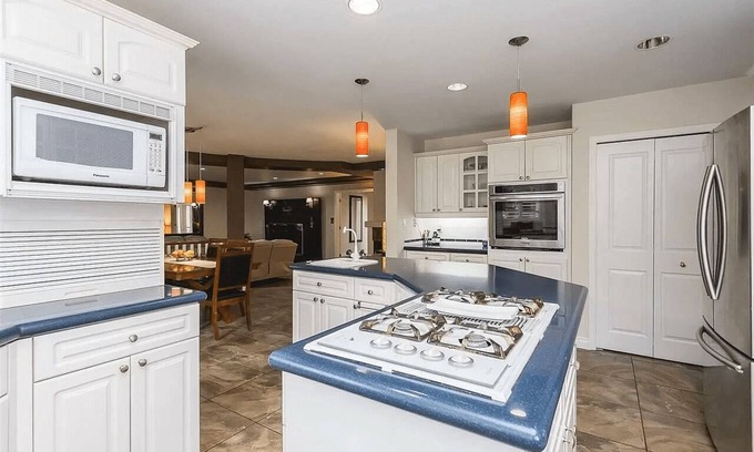Townline Hill House | Full House with Peaceful neighborhood for Rent— 7 min from YXX