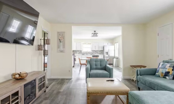 Durham House | ♡Full Kitchen♡King♡Smart TV♡W/D♡Parking♡1000Mbps