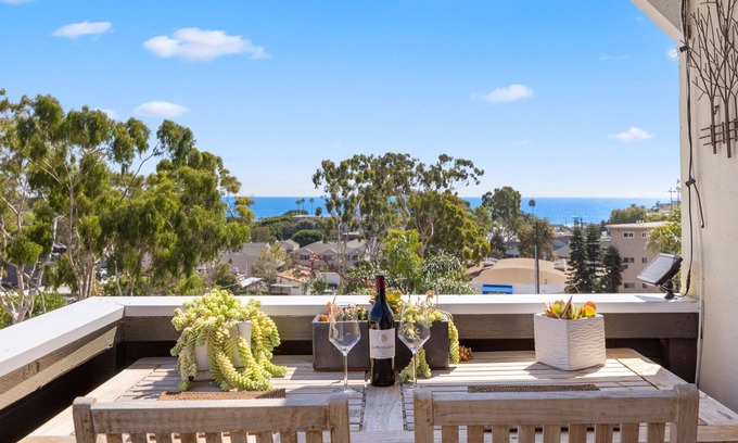 Laguna Beach Apartment | Full Ocean Views, Modern & walk to “Main Beach”