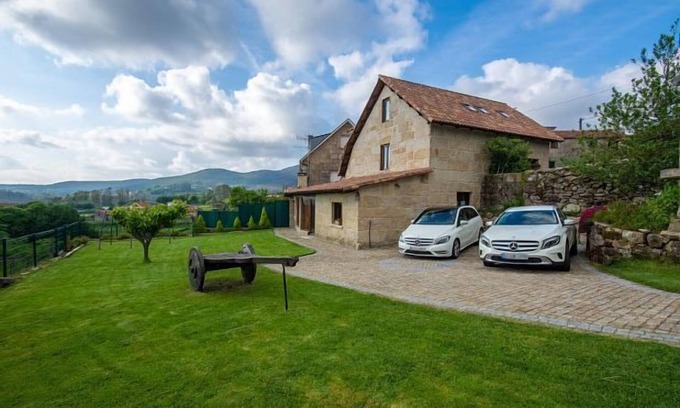 Ponte Caldelas Cottage | Full rental house for 8-10 people, ideal for families with pets.