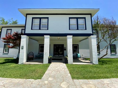 Glen Rose Hotel | Full Room Riverside Getaway in Historic Glen Rose