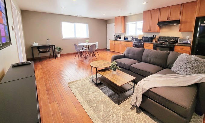 Hazelwood House | Full Size Kitchen, Soaking Tub, Washer Dryer, Parking