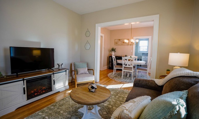 Syracuse House | Fully equipped- 1 bedroom Cute & Cozy Eastwood Bungalow