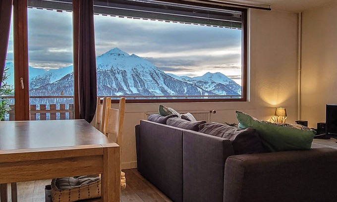 Orcieres-Merlette Apartment | Fully-equipped 5-person apartment with mountain views.