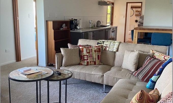 Hospital Hill Apartment | Fully equipped one bedroom apartment with gorgeous views; walkable to CBD.