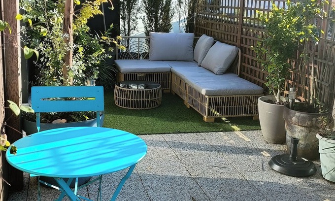 Sainte-Eulalie Apartment | Fully-equipped T2 apartment with large terrace.