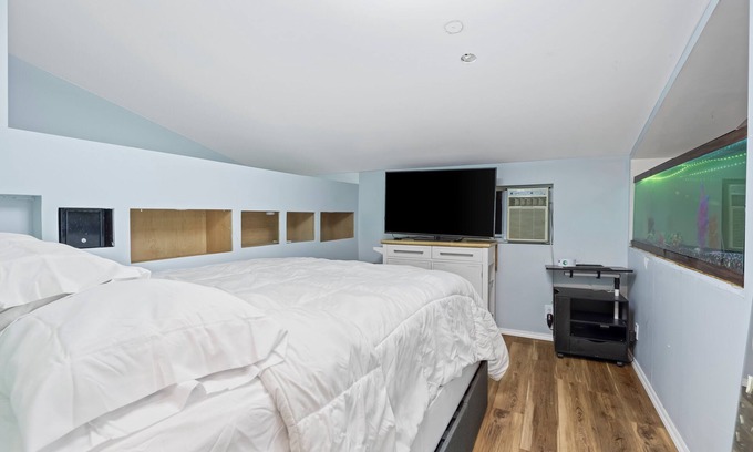 Englewood Condo | Fully Furnished 1-Bedroom Loft - The very best locationnTwo Person Jacuzzi Tub