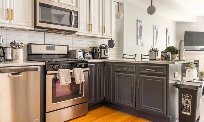 East Garfield Park Apartment | Fully furnished bedroom near medical district/UIC