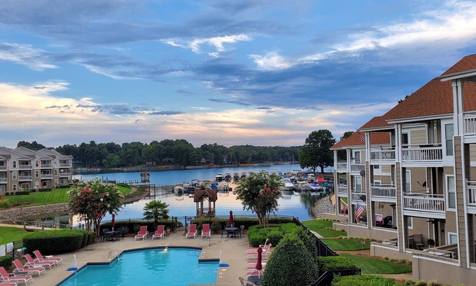 Mount Mourne Condo | FULLY FURNISHED NC getaway condo on Lake Norman