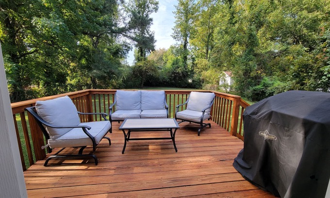 New Bern House | Fully-Furnished, Pet-Friendly, 3 bedroom. Fenced backyard. Close to everything!