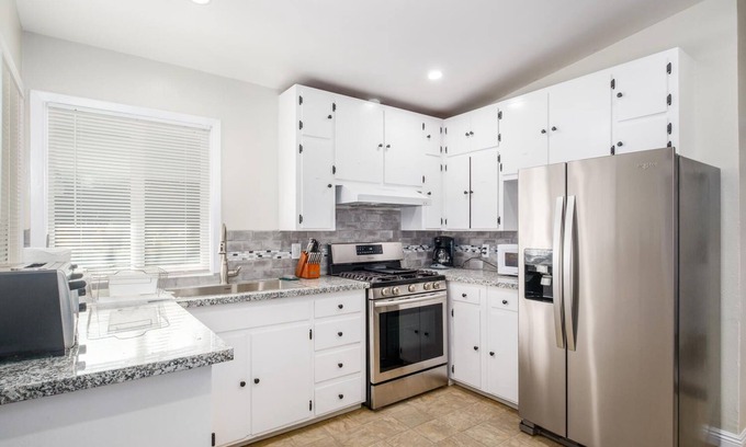 Fresno House | Fully Refurbished Home for up to 9 Visitors