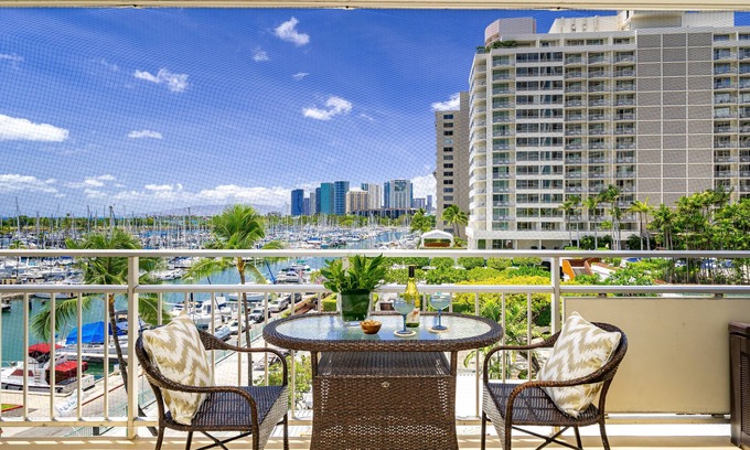 Waikiki Condo | Fully Remodeled 2025 with Marina View! Full Kitchen, FREE Parking & Wi-Fi!