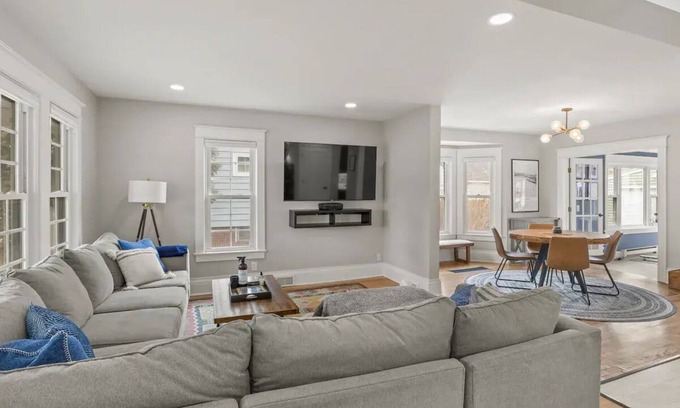 Brighton House | Fully Remodeled 4BR Home
