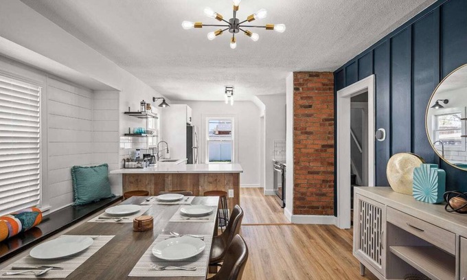 Parma House | Fully Remodeled Cozy 4 BR in the heart of Parma, King Bed, Close to Airport