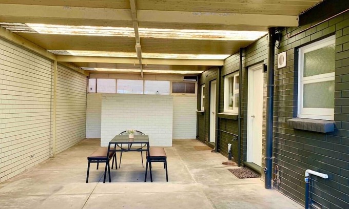 Campbelltown Condo | Fully renovated 2 bedroom unit. Free garage parking & unlimited NBN wifi. Bed & bath linen hire inc.