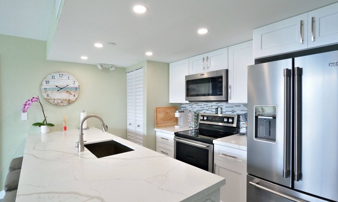 Key West Condo | Fully renovated Condo with Private Balcony, Shared Pool, Hot Tub and Parking