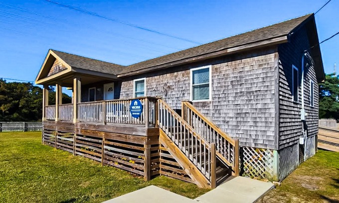 Waves House | Fully-renovated, dog-friendly home near the beach with fast WiFi, washer/dryer