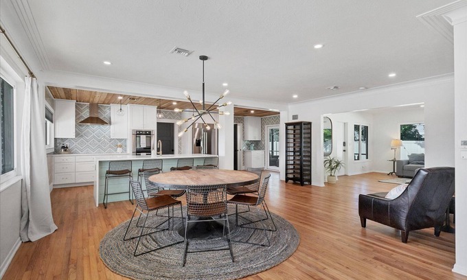 Southgate House | Fully Renovated Mid Century Ranch minutes from Siesta Key and Downtown Sarasota!
