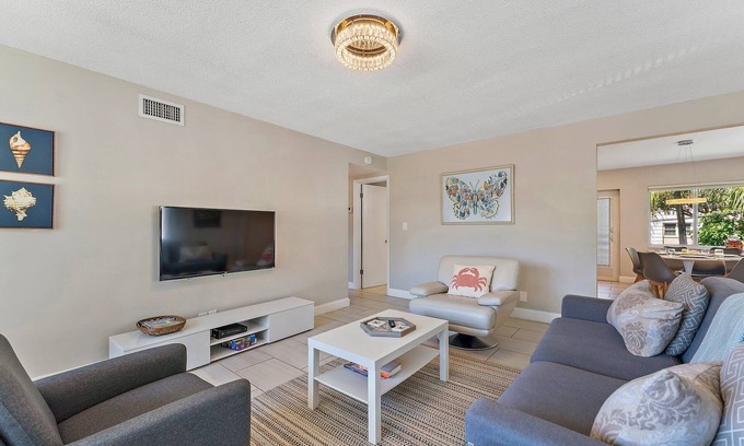 Singer Island Apartment | Fully Renovated Beach Condo in a Small Building