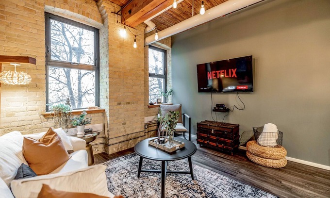 Exchange District Apartment | Fully stocked|Monthly|Furnished|Heart of the City|2BR Loft