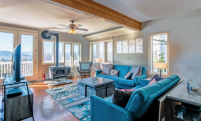 White Salmon House | Fully Updated! (Pics coming 5/25) Hot Tub, River, Gorge, Mt Hood Views, Quiet White Salmon