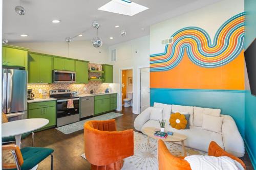 Greenwood House | Fun and Fabulous - Walk to Bars, Coffee and Restaurants