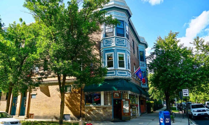 Lakeview Apartment | Fun/Bright/Cubs Apt | Near Wrigley!